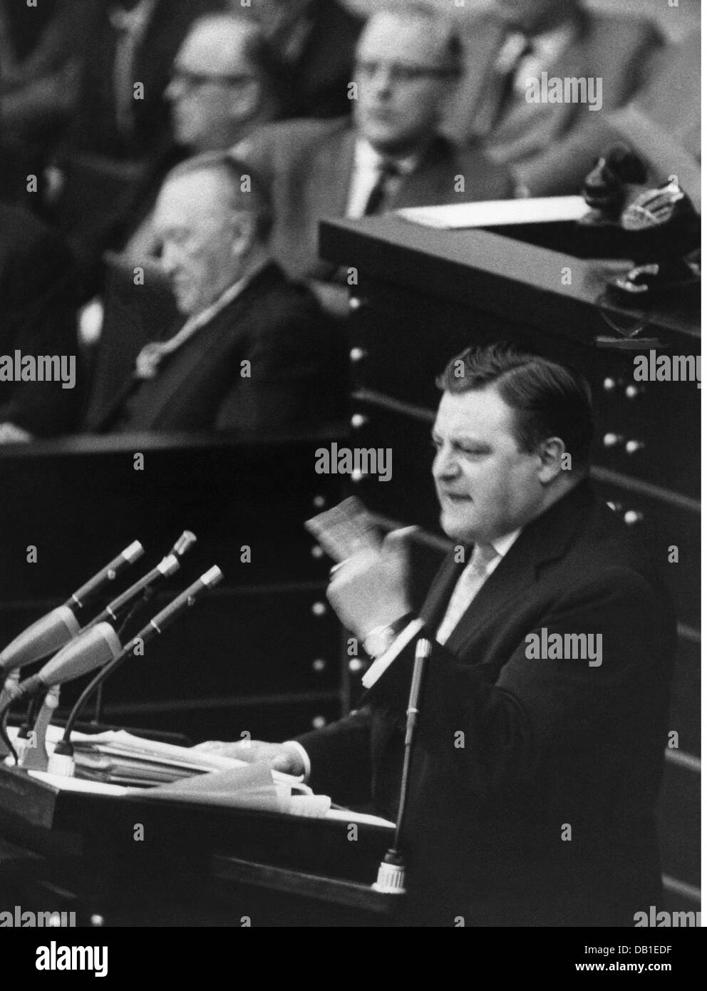 Strauss, Franz Josef, 6.9.1915 - 3.10.1988, German politician (CSU), federal minister for defence 16.10.1956 - 9.1.1963, speech in the Federal Diet, debate about the  and the nuclear armament of the Bundeswehr, Bonn, 23.1.1958, Stock Photo