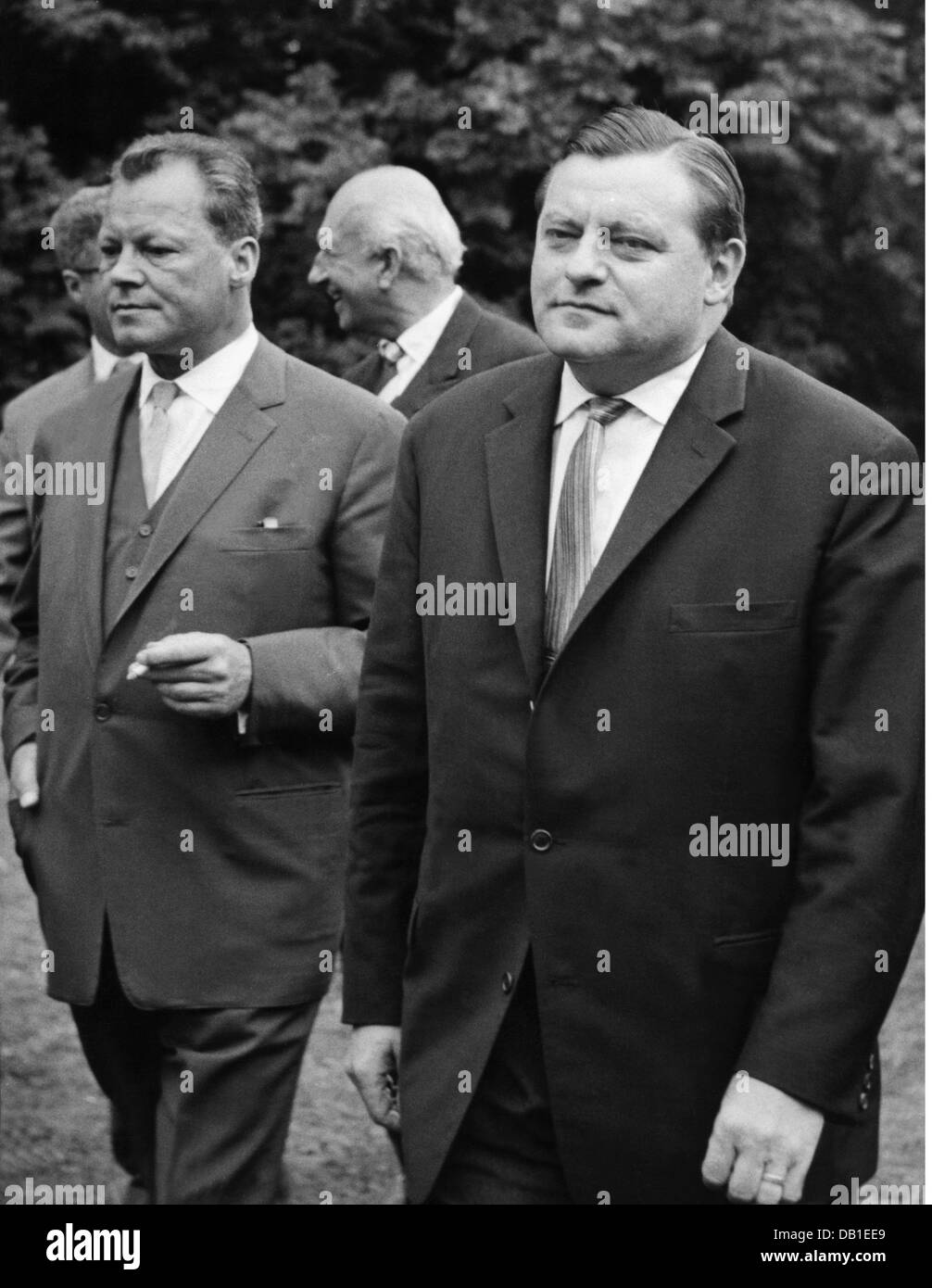 Strauss, Franz Josef, 6.9.1915 - 3.10.1988, German politician (CSU), Federal Minister of Defence 16.10.1956 - 9.1.1963, with the governing mayor of Berlin Willy Brandt (SPD), event at castle Tutzing, 11.7.1961, Stock Photo