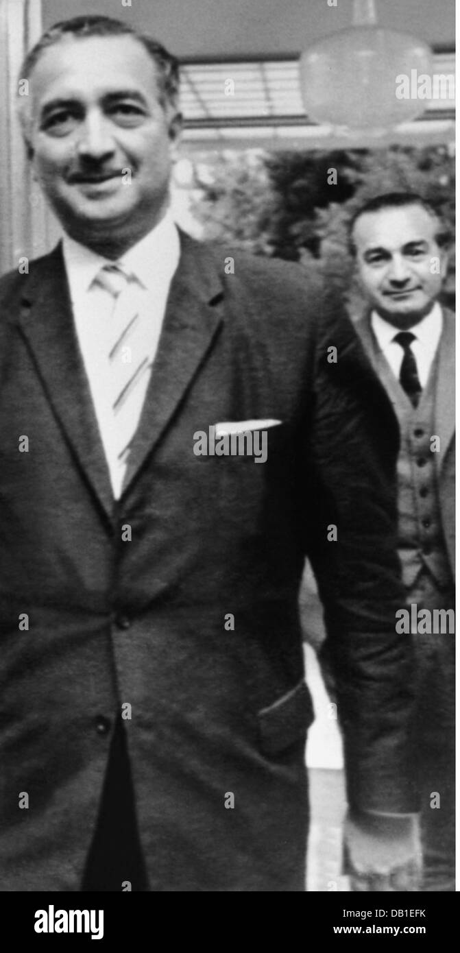 Mende, Erich, 28.10.1916 - 6. 5.1998, German politician (FDP), chairman of the Freie Demokratische Partei, arrival to the conference of the government coalition, Schaumburg Palace, Bonn, 11.7.1962, Stock Photo
