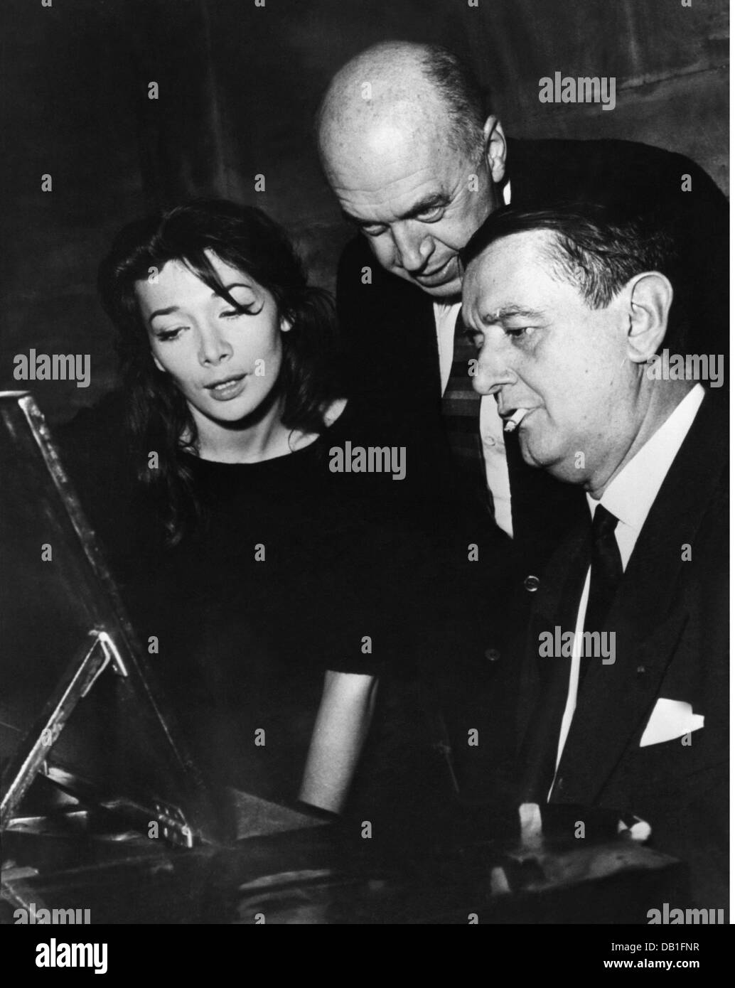 Greco, Juliette, * 7.2.1927, French singer and actress, half length, with Otto Preminger, Georges Auric, rehearsing the chanson 'Bonjour Tristesse', 7.8.1957, Stock Photo