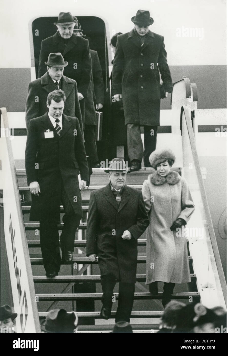 Gorbatschow, Michail Sergejewitsch, * 2.3.1931, Soviet politician, full length, with his wife Raissa, arrival on the Genevese airport for the first meeting Reagan-Gorbatschow, with Soviet delegation, going down the gangway, Geneva, Switzerland, 19.11.1985, Stock Photo