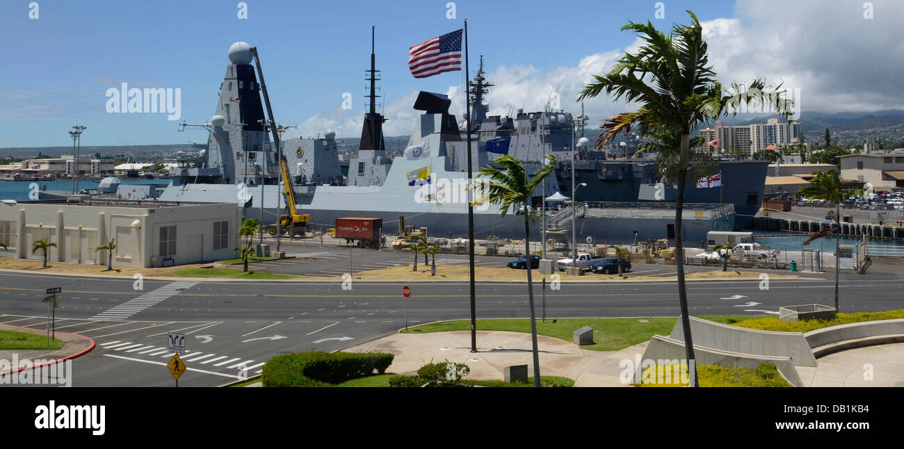 The British Royal Navy destroyer HMS Daring (D 32) and Japan Maritime Self Defense Force Helicopter destroyer JS Hyuga (DDH 181) share the Pearl Harbor waterfront during regularly scheduled port visits. Stock Photo
