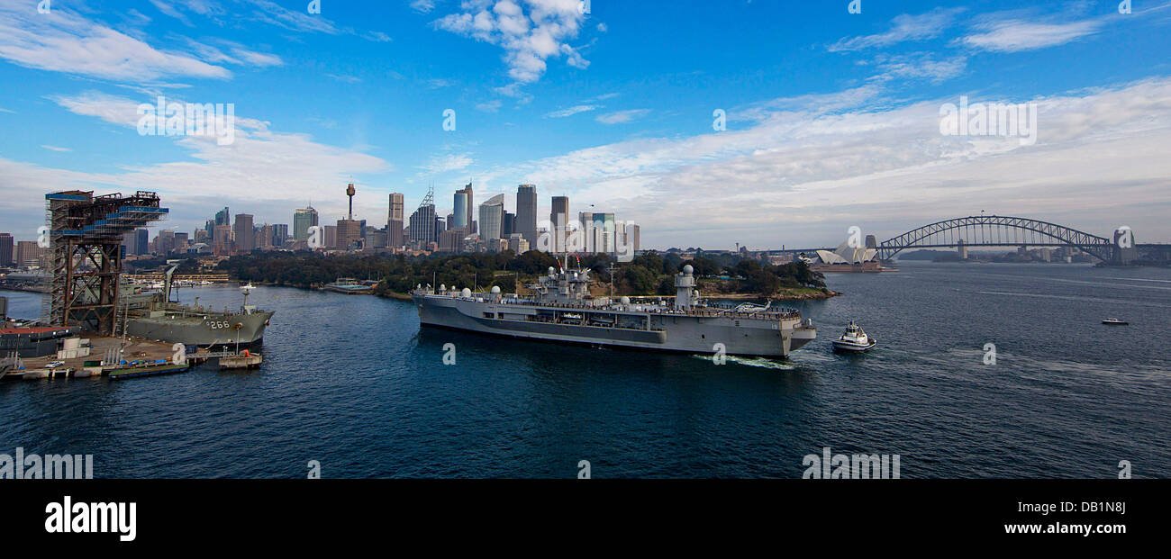 The U.S. 7th Fleet command ship USS Blue Ridge (LCC 19) approaches the Royal Australian Navy's Fleet Base East on Garden Island Stock Photo