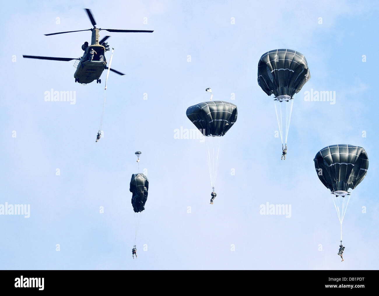 Paratroopers from the 173rd Airborne Brigade Combat Team participated in a joint parachute training jump with CH-47 Chinook aircraft from the 12th Combat Aviation Brigade here July 16. Also participating were Italian army paratroopers from the Folgore Par Stock Photo