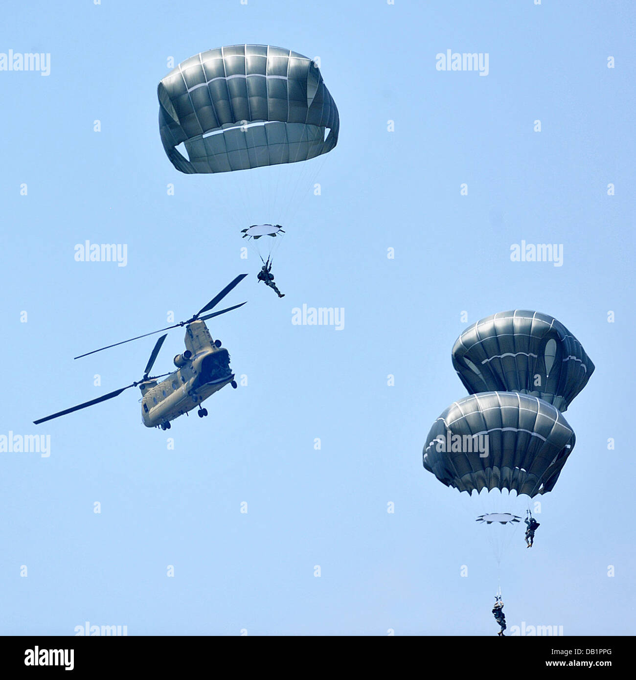 Paratroopers from the 173rd Airborne Brigade Combat Team participated in a joint parachute training jump with CH-47 Chinook aircraft from the 12th Combat Aviation Brigade here July 16. Also participating were Italian army paratroopers from the Folgore Par Stock Photo