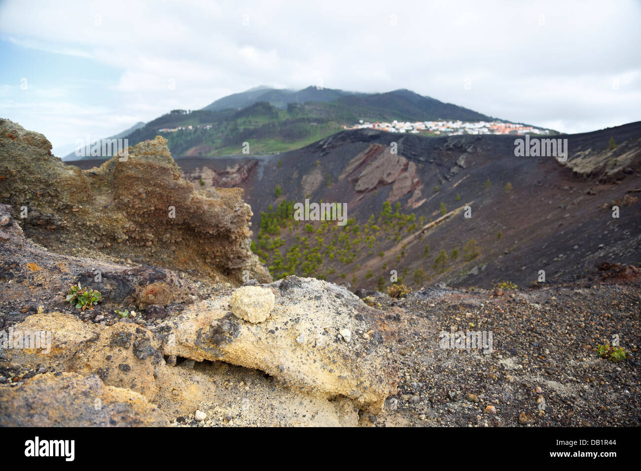 Volcán San Antonio crater with the village Los Canarios in the background. Stock Photo