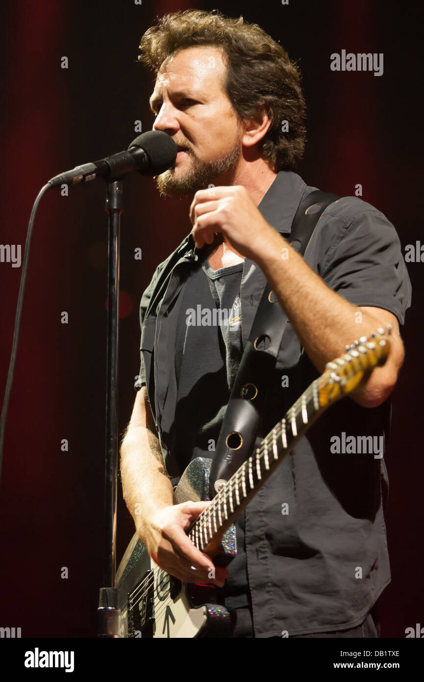 Eddie vedder hi-res stock photography and images - Alamy