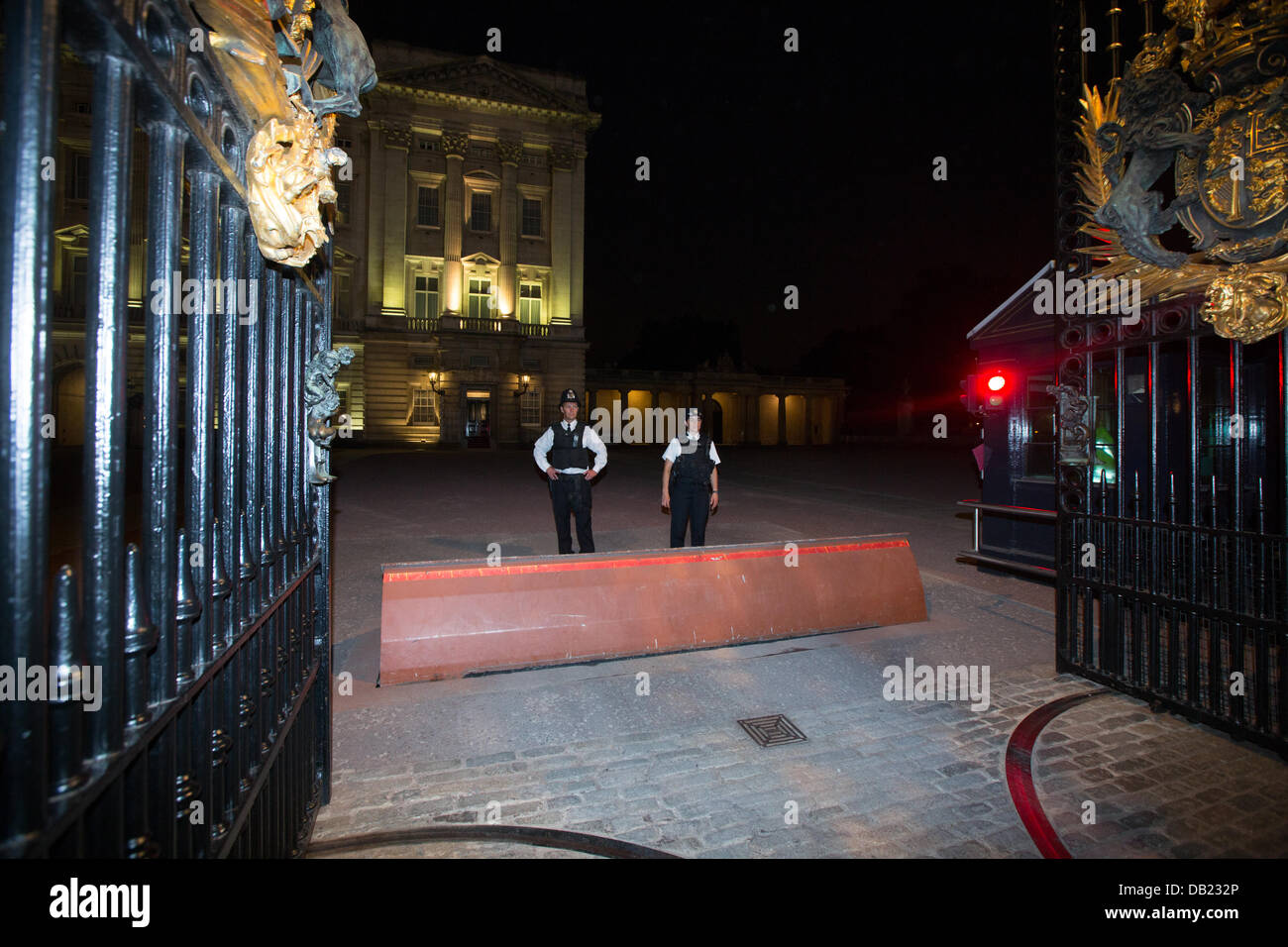 London, UK. 22nd July, 2013. After the Royal baby was born an official bulleting was placed in front of the gates at Buckingham Palace. Hundrends of people gathered outside the palace to celebrate the new heir to the throne. Credit:  Lydia Pagoni/Alamy Live News Stock Photo