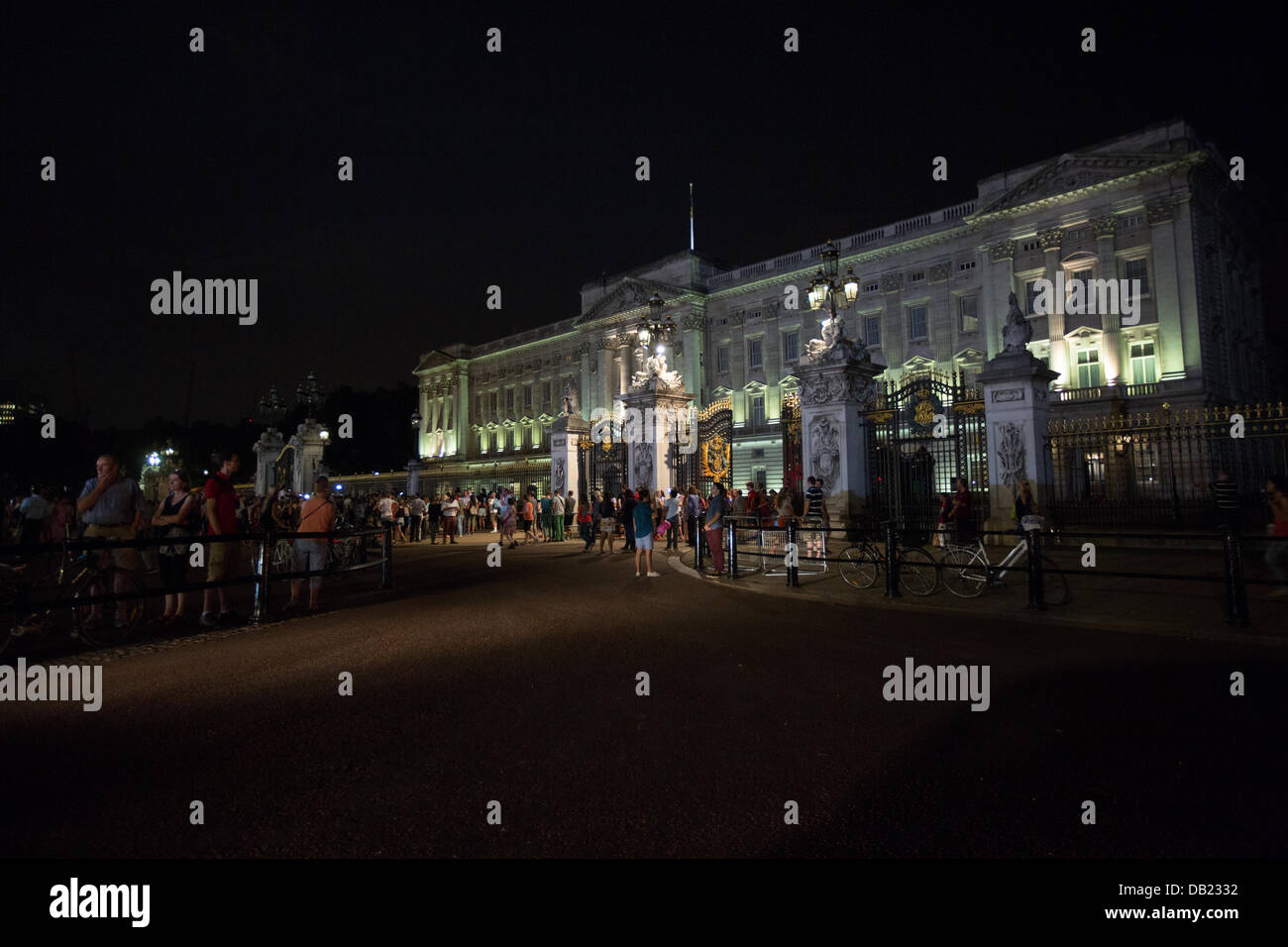 London, UK. 22nd July, 2013. After the Royal baby was born an official bulleting was placed in front of the gates at Buckingham Palace. Hundrends of people gathered outside the palace to celebrate the new heir to the throne. Credit:  Lydia Pagoni/Alamy Live News Stock Photo