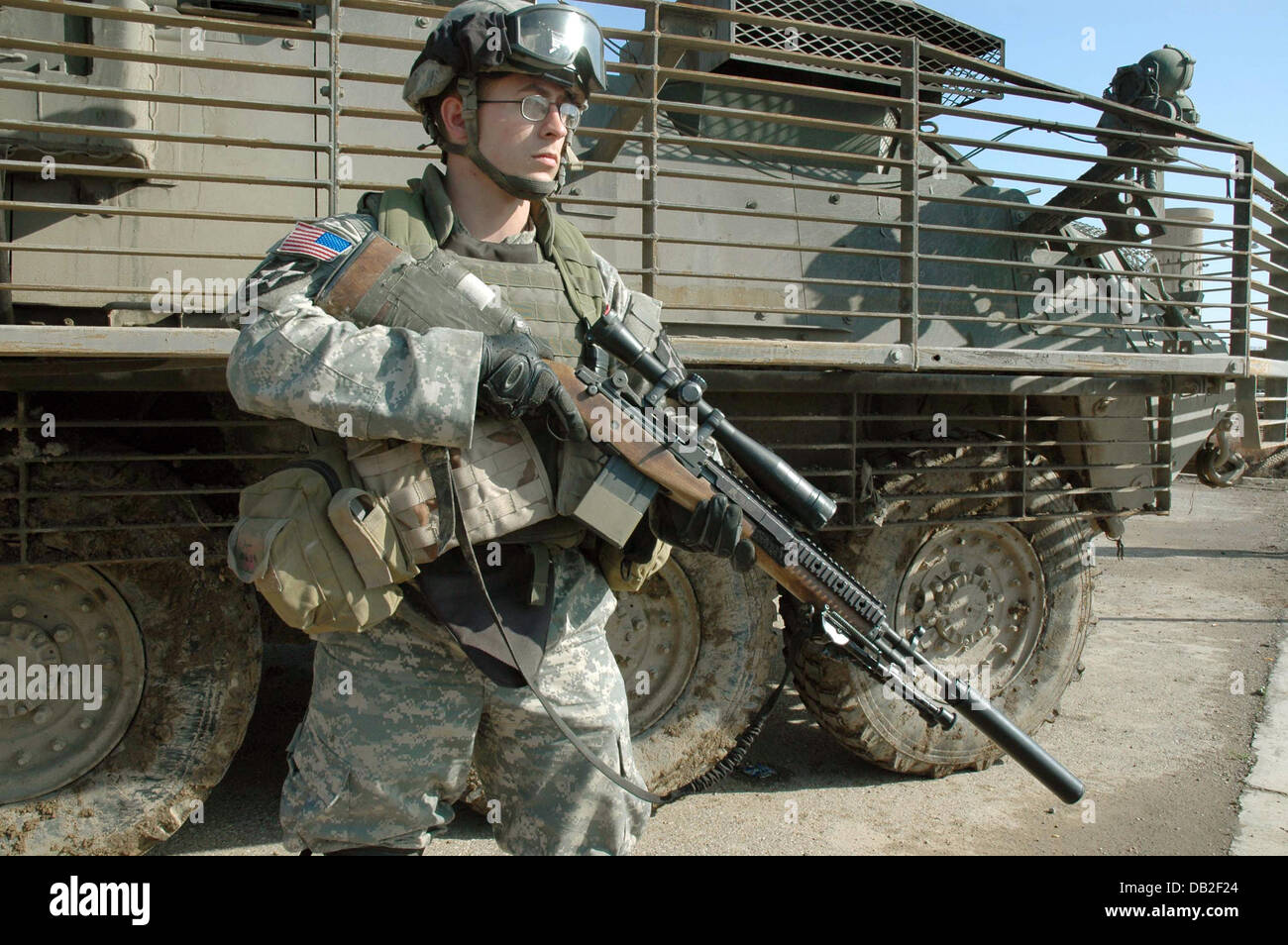 A soldier stands guard with his M14 sniper rifle during a patrol in Bagdad, Iraq, March 2007. The soldier belongs to the 3rd Stryker Brigade Combat Team of the 2nd Infantry Division, forming part of the 1st Battalion, 23rd Infantry Regiment. He wears an Advanced Combat Uniform, Interceptor Body Armour und an Advanced Combat Helmet. Photo: Carl Schulze Stock Photo