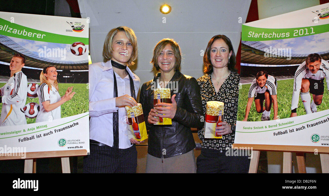 German internationals (L-R) Sakia Bartusiak, Sandra Smisek and Renate Lingohr pose with advert placards for the 2011 FIFA Women's World Cup in Germany during the premiere of the documentary 'The best women of the world' in Frankfurt Main, Germany, 17 December 2007. The documentary on the German squad winning the 2007 FIFA Women's World Cup will be televised on 02 January 2008. Phot Stock Photo