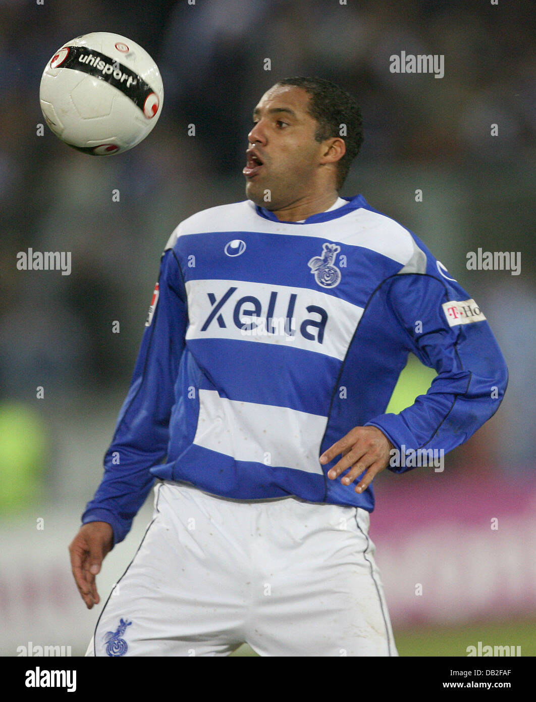 Ailton of Duisburg stops the ball during the Bundesliga match MSV Duisburg v 1.FC Nuremberg at MSV Arena stadium of Duisburg, Germany, 02 December 2007. Diosburg won the match 1-0. Photo: Roland Weihrauch Stock Photo