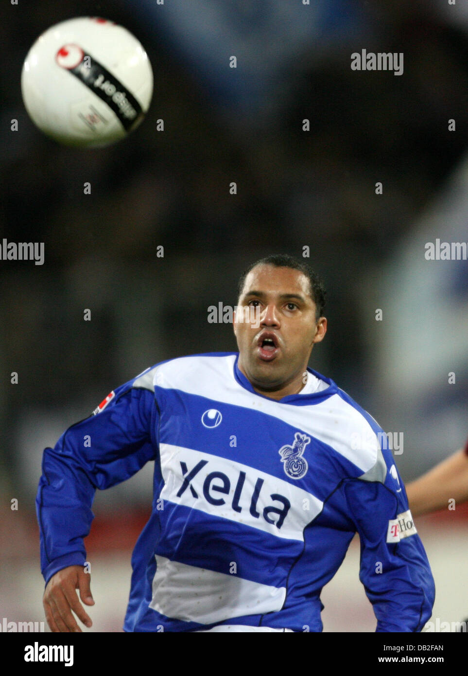 Ailton of Duisburg stops the ball during the Bundesliga match MSV Duisburg v 1.FC Nuremberg at MSV Arena stadium of Duisburg, Germany, 02 December 2007. Diosburg won the match 1-0. Photo: Roland Weihrauch Stock Photo