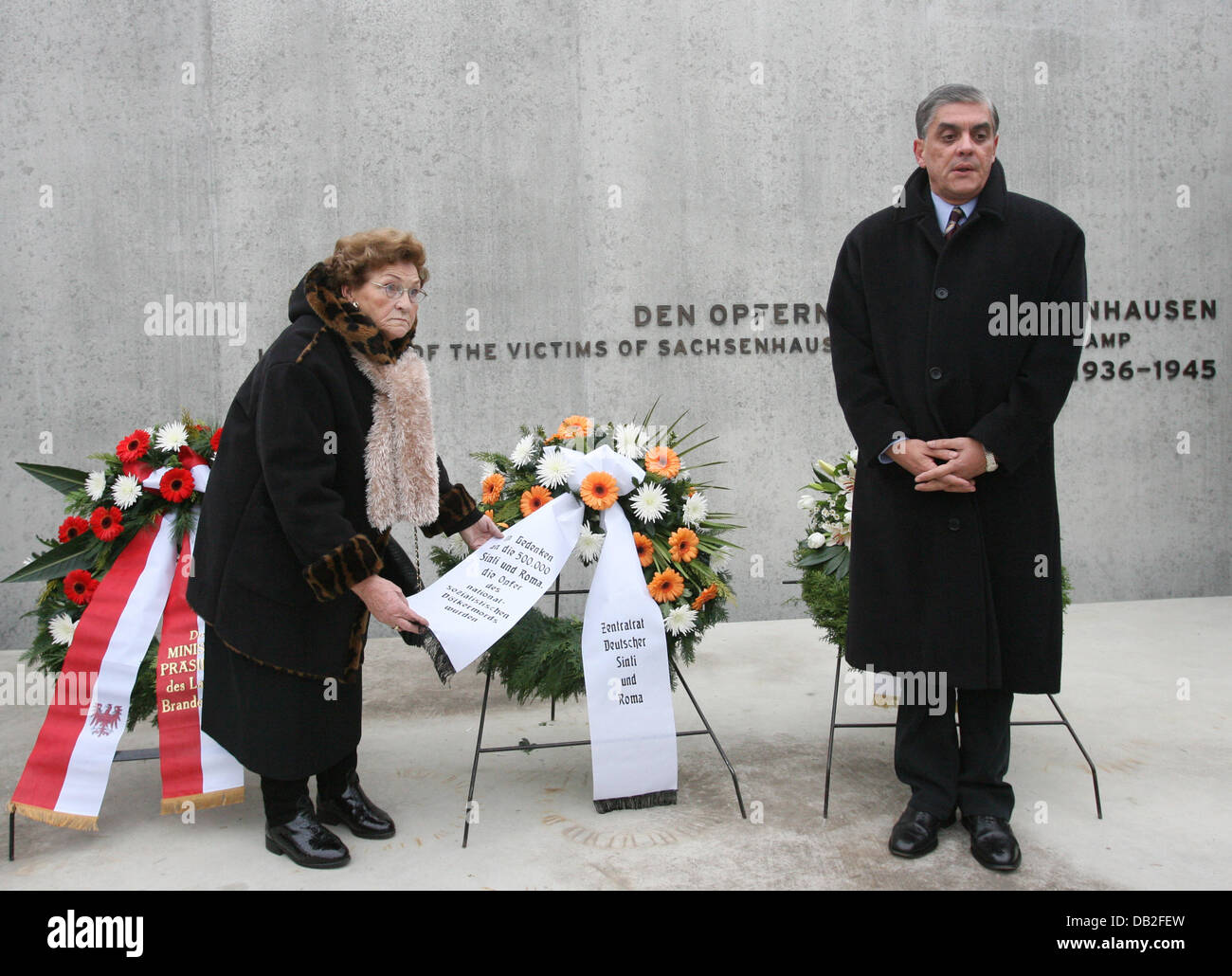 The Chairman of the Central Consistory of German Roma and Sinti Romani Rose (R) and Auschwitz survivor Luise Baecker (L) lay a wreath at the Sachsenhausen concentration camp memorial in Sachsenhausen, Germany, 19 December 2007. The Central Consistory of German Roma and Sinti commemorated the victims of the National Socialist Roma and Sinti genocide. The deportation of 23,000 Europe Stock Photo