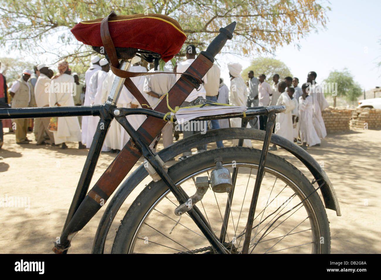 The picture shows a bicycle equipped with both an exercise book and a machete in the village of Buru in Western Dafur, Sudan, 11 December 2007. Photo: Peter Steffen Stock Photo