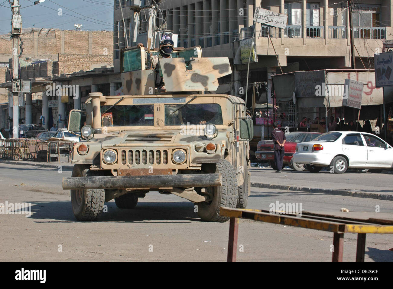 An M1114 Up-armored HMMWV of the Iraqi army patrols the Kahdamya district  of Bagdad, Iraq, March 2007. Photo: Carl Schulze Stock Photo - Alamy