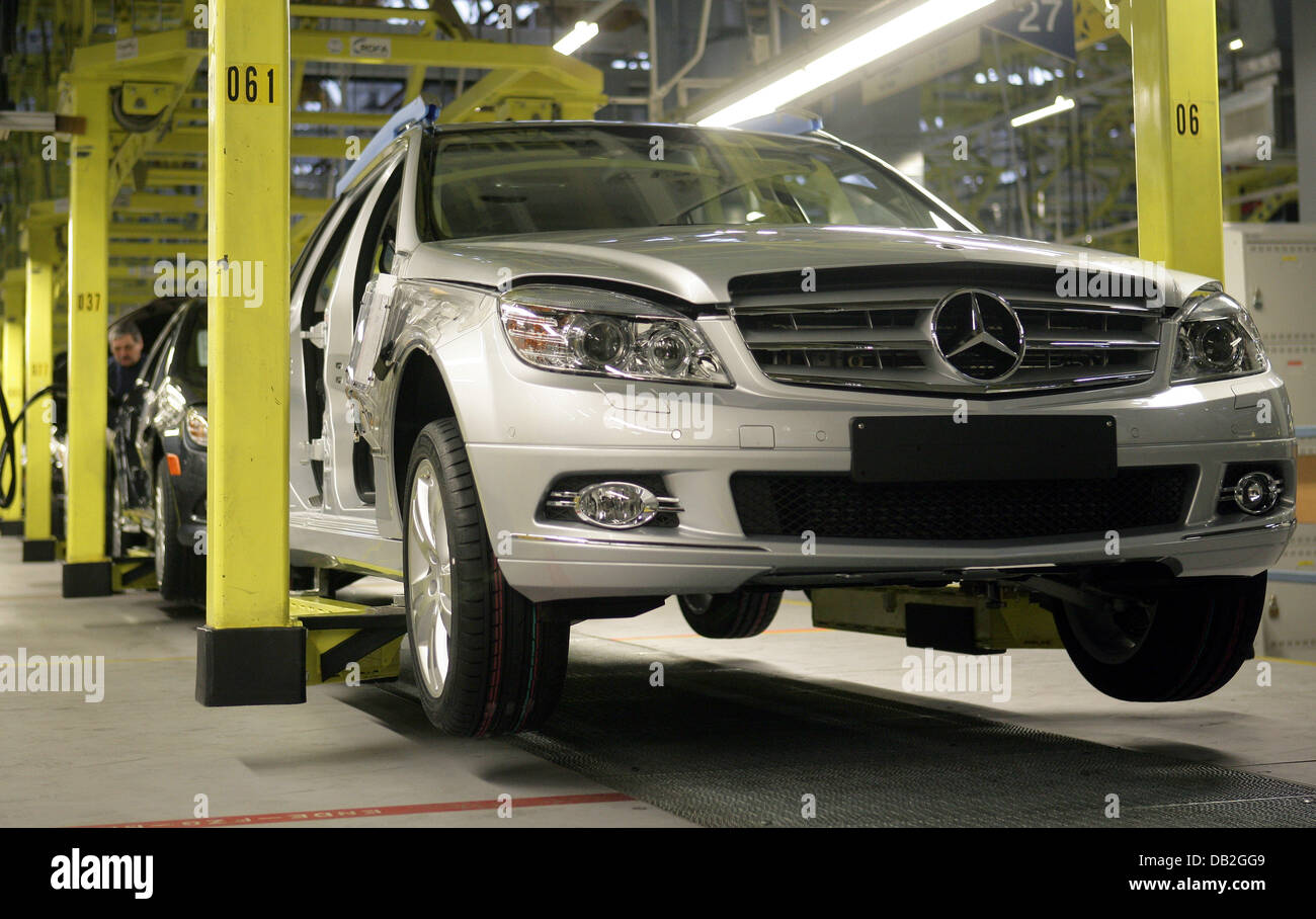 The picture shows the production of the new Mercedes-Benz C-Class T-Modell  in Bremen, 14 December 2007. The 4-door sedan modell of the 2007 edition of  the c-class is produced in German cities