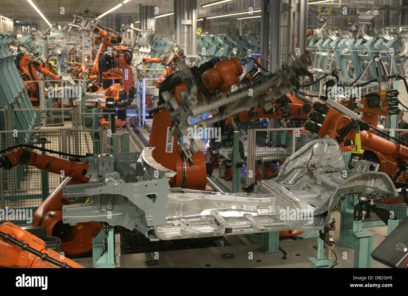 Benz Machine Robots work on the chassis of the new Mercedes-Benz C-Class T-Modell in ...