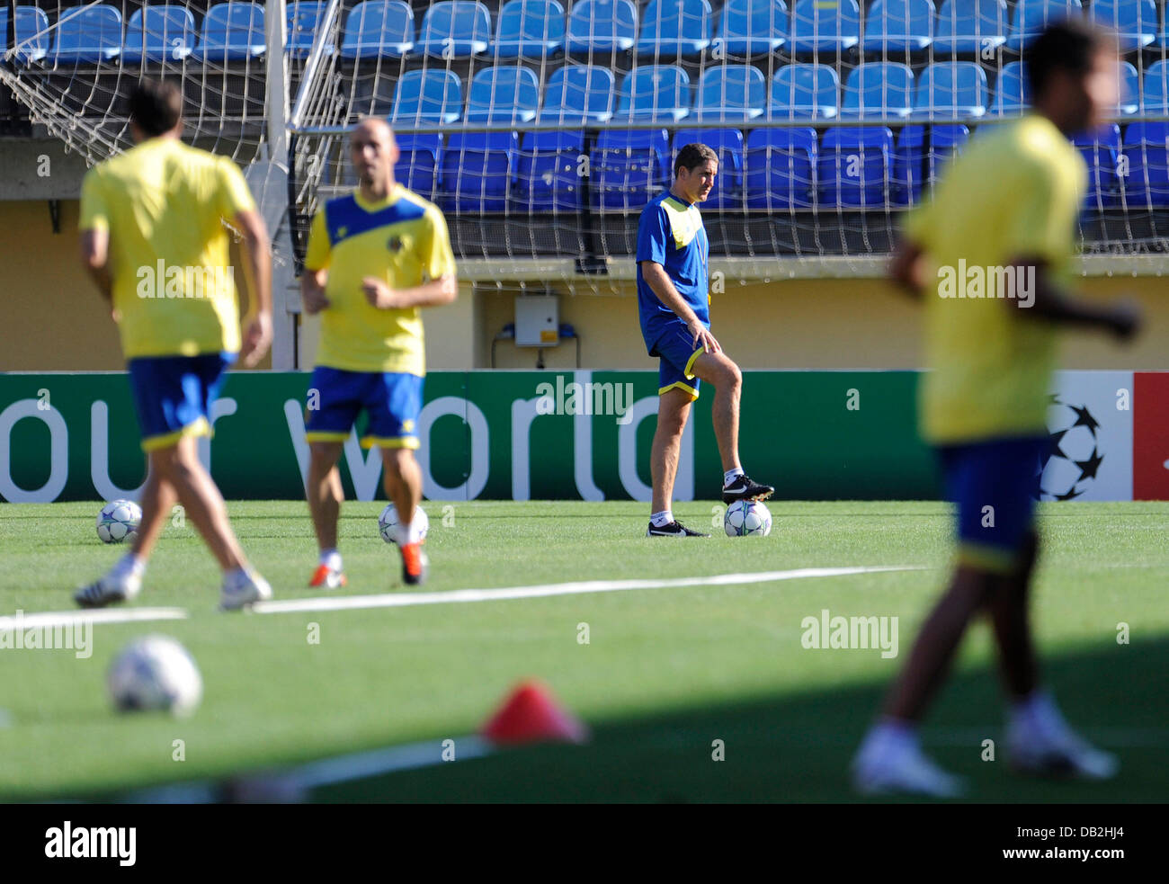 Coach of the Spanish soccer team Villarreal CF Juan Carlos Garrido (2-R) views his team during a training session at the El Madrigal stadium in Villarreal, Germany, 13 September 2011. Villarreal faces Bayern Munich for the first Champions League group match on 14 September 2011. Photo: Andreas Gebert Stock Photo