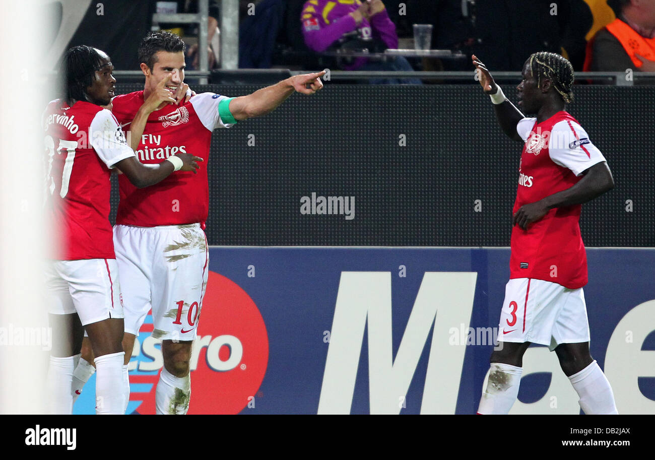 Robin van Persie (C) of Arsenal celebrates 0-1 goal with Bacary Sagna (r) and Gervinho during the Champions League group F soccer match between Borussia Dortmund and Arsenal FC at Signal-Iduna-Park stadium in Dortmund, Germany, 13 September 2011. Photo: Roland Weihrauch dpa/lnw  +++(c) dpa - Bildfunk+++ Stock Photo