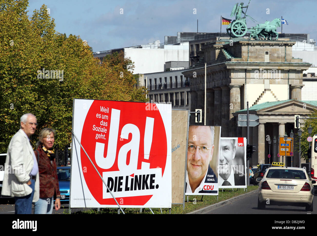 Wahlplakate bestimmen am Mittwoch (14.09.2011) das Stadtbild von Berlin, wie hier vor dem Brandenburger Tor. Spitzenkandidaten einzelner Parteien werben damit um Wählerstimmen für die kommende Wahl zum Berliner Abgeordnetenhaus am 18. September 2011. Foto: Wolfgang Kumm dpa  +++(c) dpa - Bildfunk+++ Stock Photo