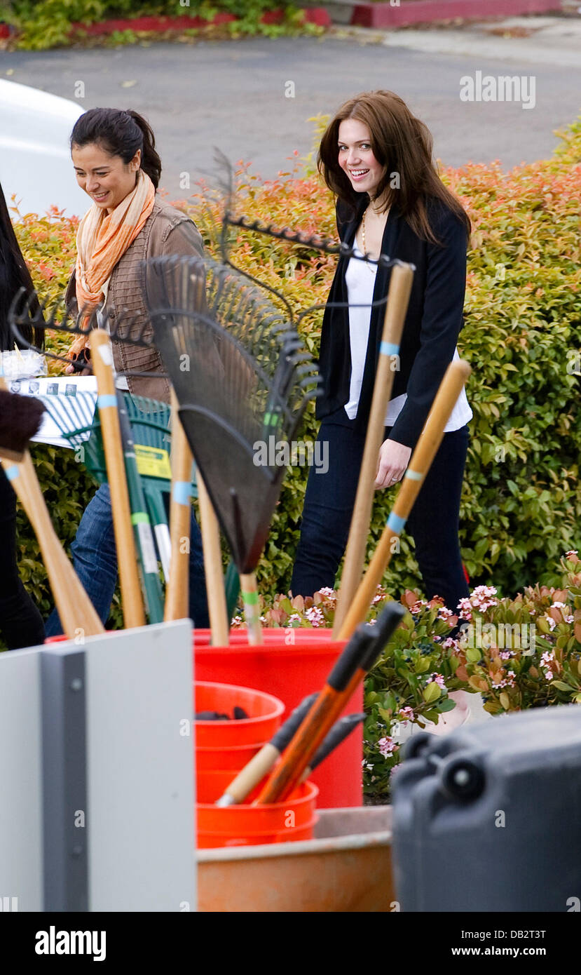 Mandy Moore volunteering at the San Diego food bank San Diego