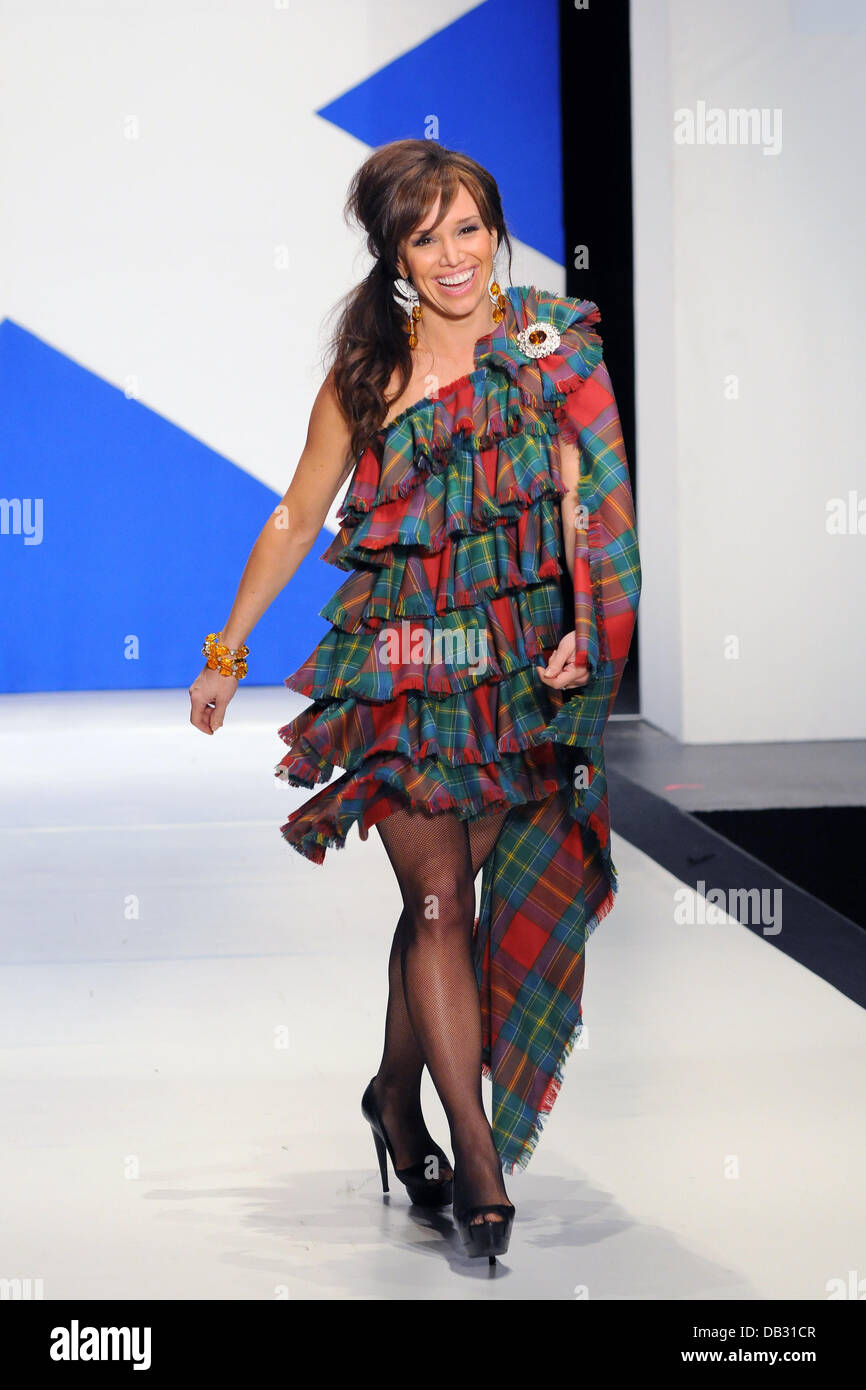 Sara Gore 'Dressed To Kilt' charity fashion show at Hammerstein Ballroom.  New York City, USA - 05.04.11 Stock Photo - Alamy