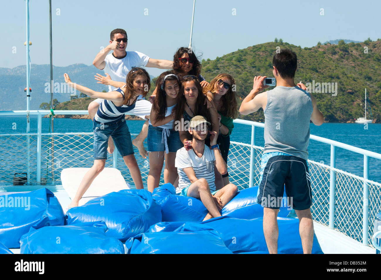 Türkei, Provinz Mugla, Göcek, 12 Island Tour, junge türkische Touristen Stock Photo