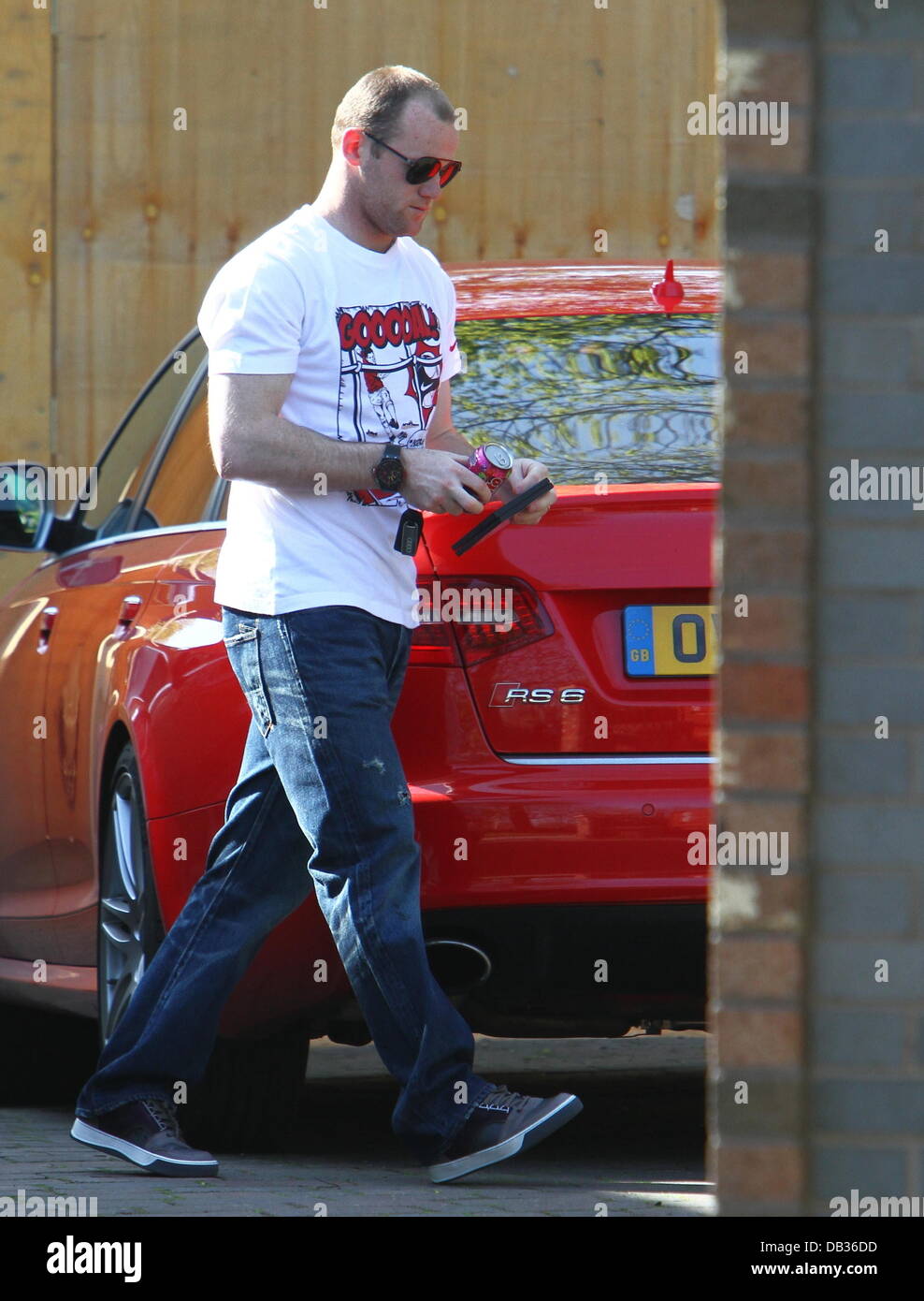 Wayne Rooney getting into his car at his wife's parents' house wearing a Nike t-shirt with the word 'Goooal!' written on it. Liverpool, England - 09.04.11 Stock Photo