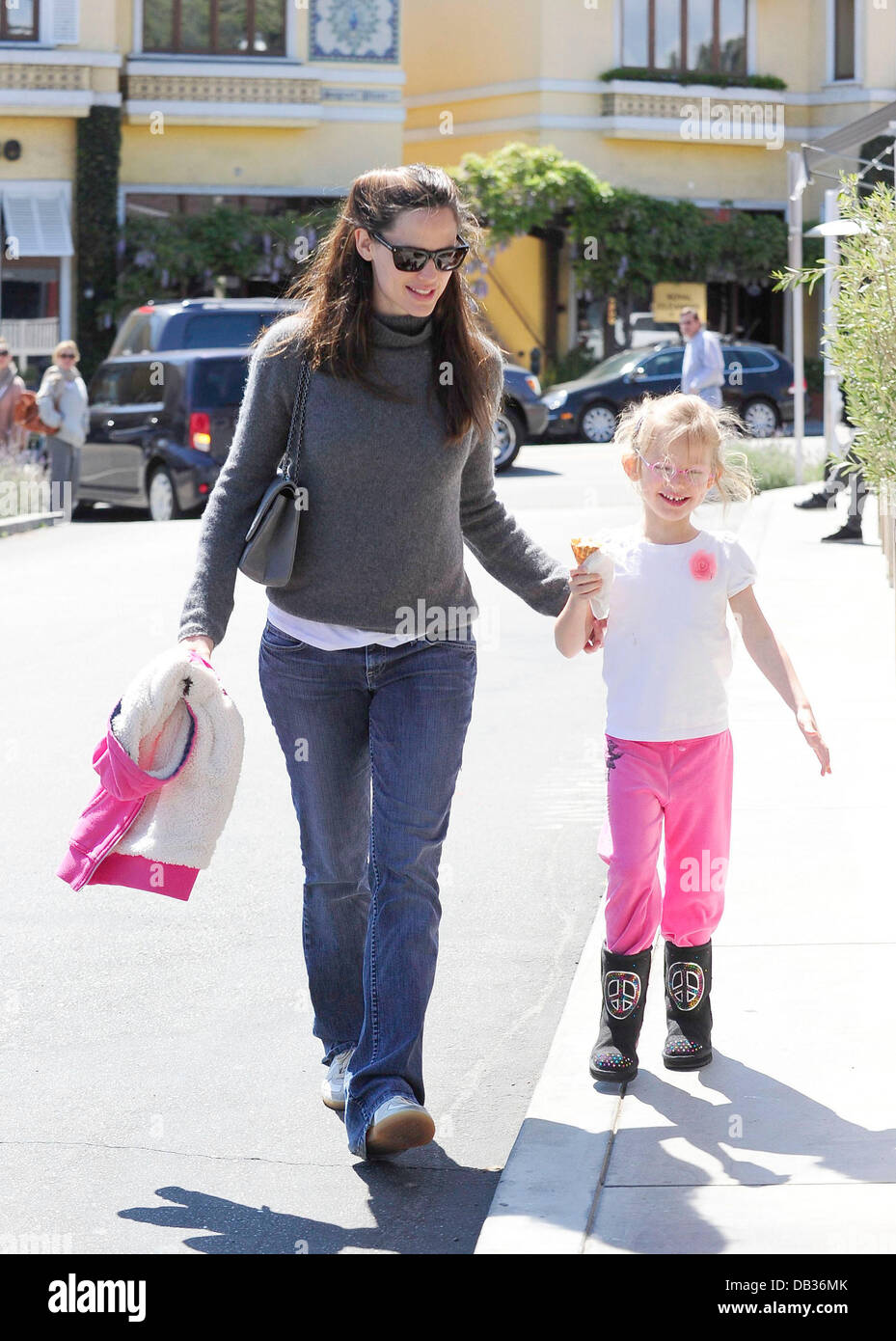 Jennifer Garner and her daughter Violet Affleck out shopping in