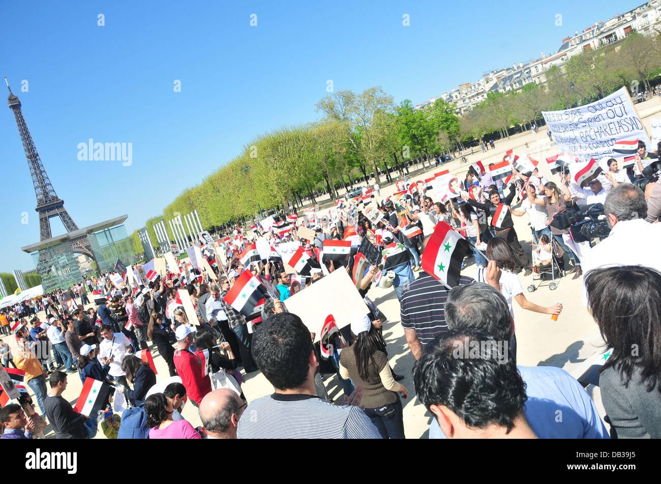 Supporters of Syrian president Bachar al-Assad demonstrate near the Eiffel Tower, Paris, on April 9, 2011. Protestors in Syria Stock Photo