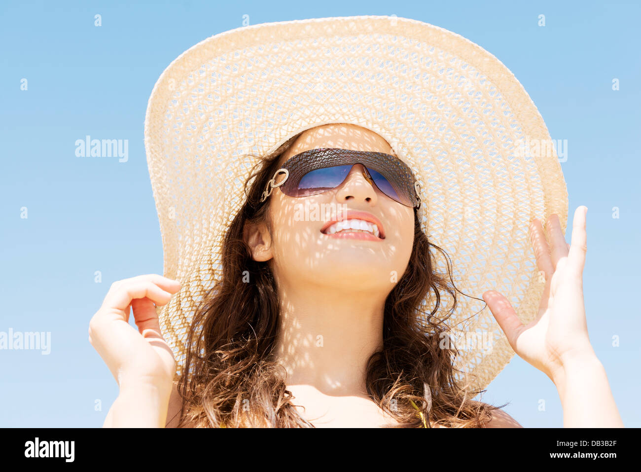 Woman face hat sunglasses holiday hi-res stock photography and images ...