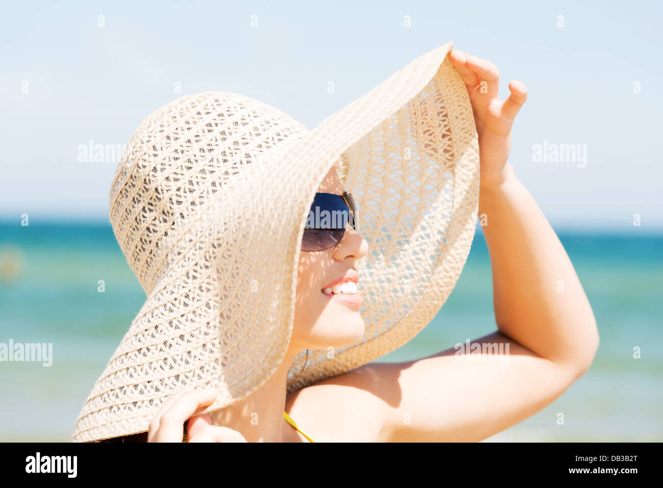 Woman face hat sunglasses holiday hi-res stock photography and images ...