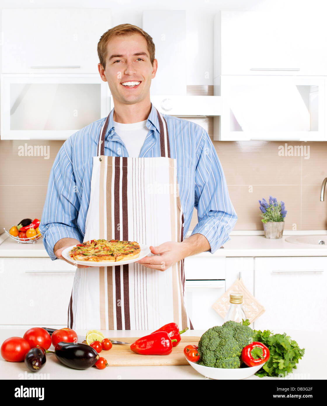 Как называются люди которые готовят. Мужчина готовит. Как называются люди которые готовят. Шеф повар со стейком. Пиццайоло это первые повара.