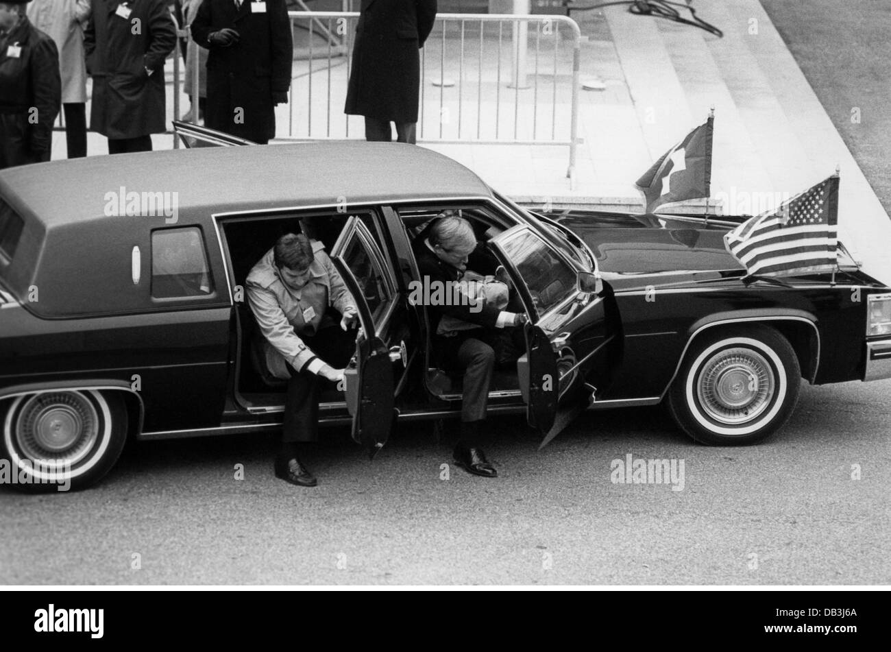 politics, conferences, summit USA - USSR, Geneva, Switzerland, 19./20.11.1985, arrival of American Secret Service Agents, 20.11.1985, conference, car, limousine, security, cold war, 1980s, 80s, 20th century, historic, historical, people, Additional-Rights-Clearences-Not Available Stock Photo