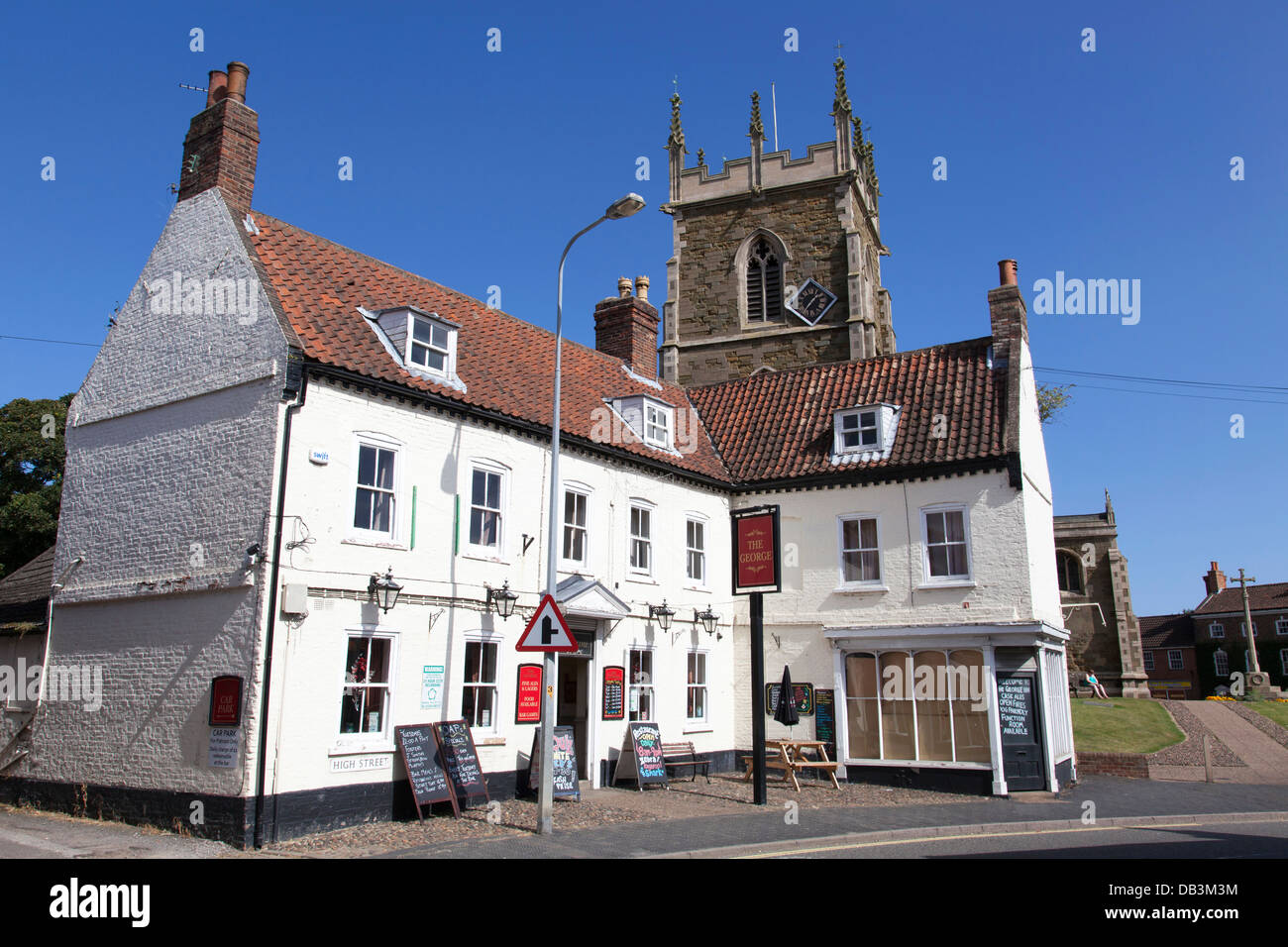 The George public house and church in Alford, Lincolnshire, England, U.K. Stock Photo