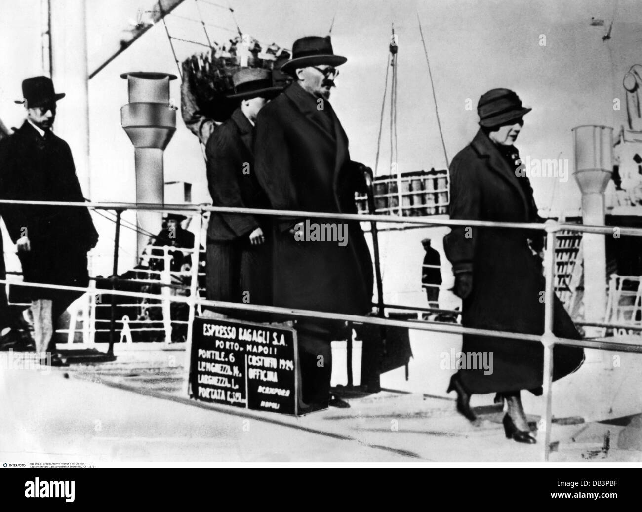 Trotsky, Leon (Lev Davidovich Bronstein), 7.11.1879 - 21.8 1940, Soviet politician, with his wife Galya Ivanovna in Neapel, circa 1933, leaving ship, Stock Photo