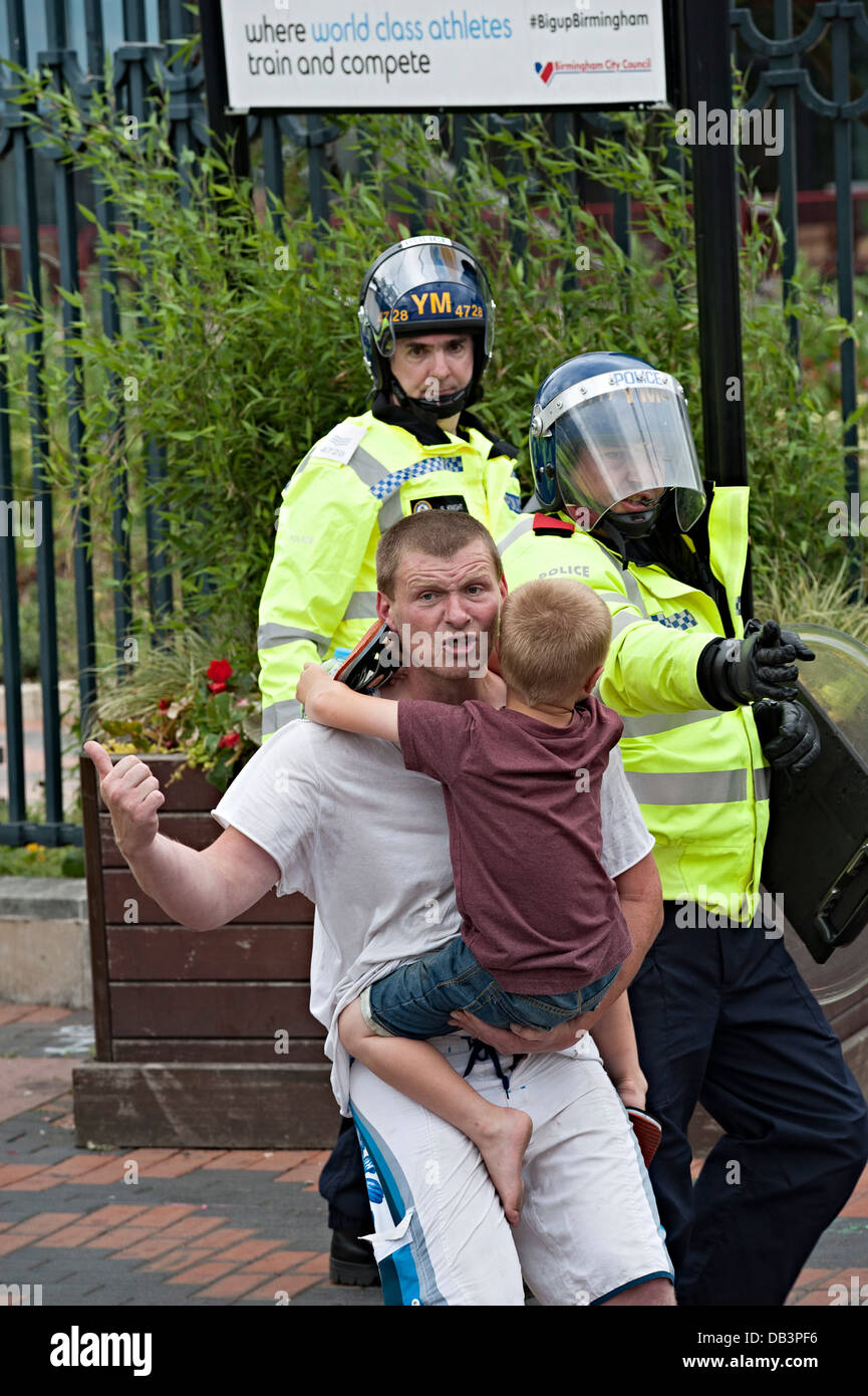 edl protest birmingham july 20th 2013 edl supporter who took his young child getting caught on the front line and very disturbed Stock Photo