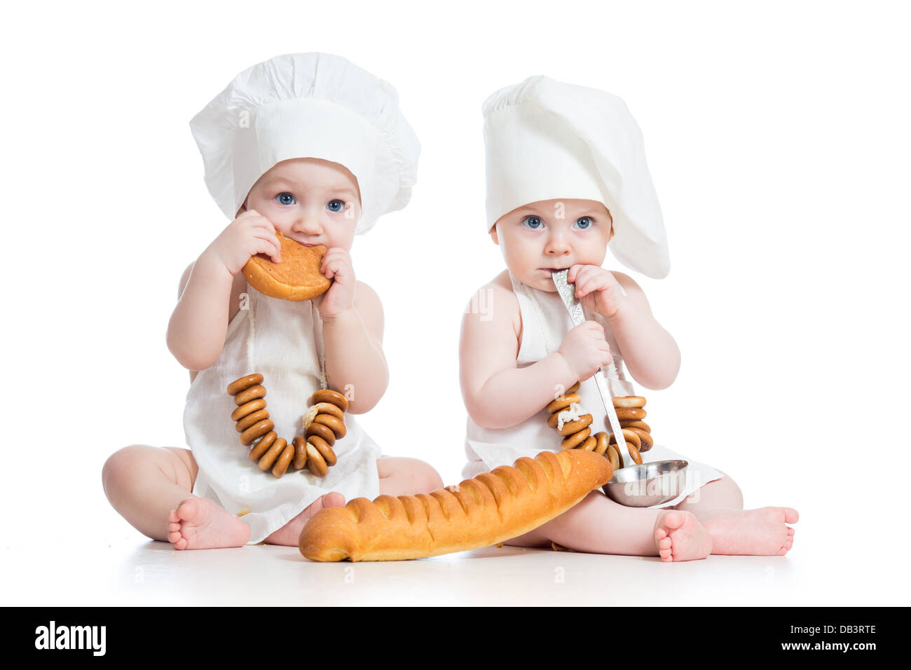 Мальчик с булочкой. Малыш с хлебом. Хлеб для детей. Хлеб для детей. Смешной хлеб.