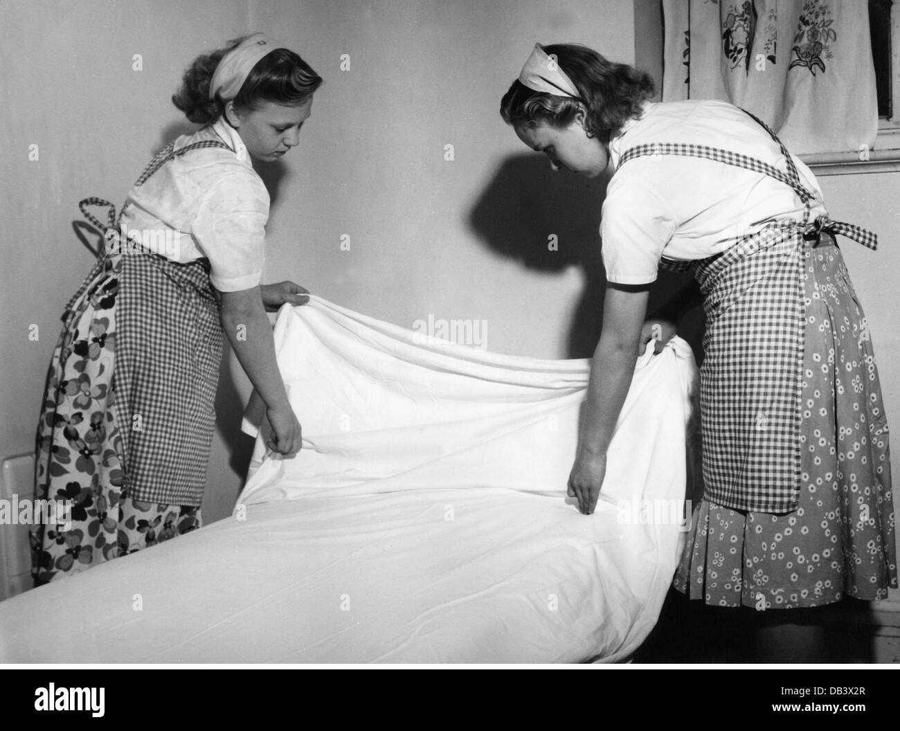 household, domestic science school, schoolgirls making bed, Great Britain, 1950s, Additional-Rights-Clearences-Not Available Stock Photo