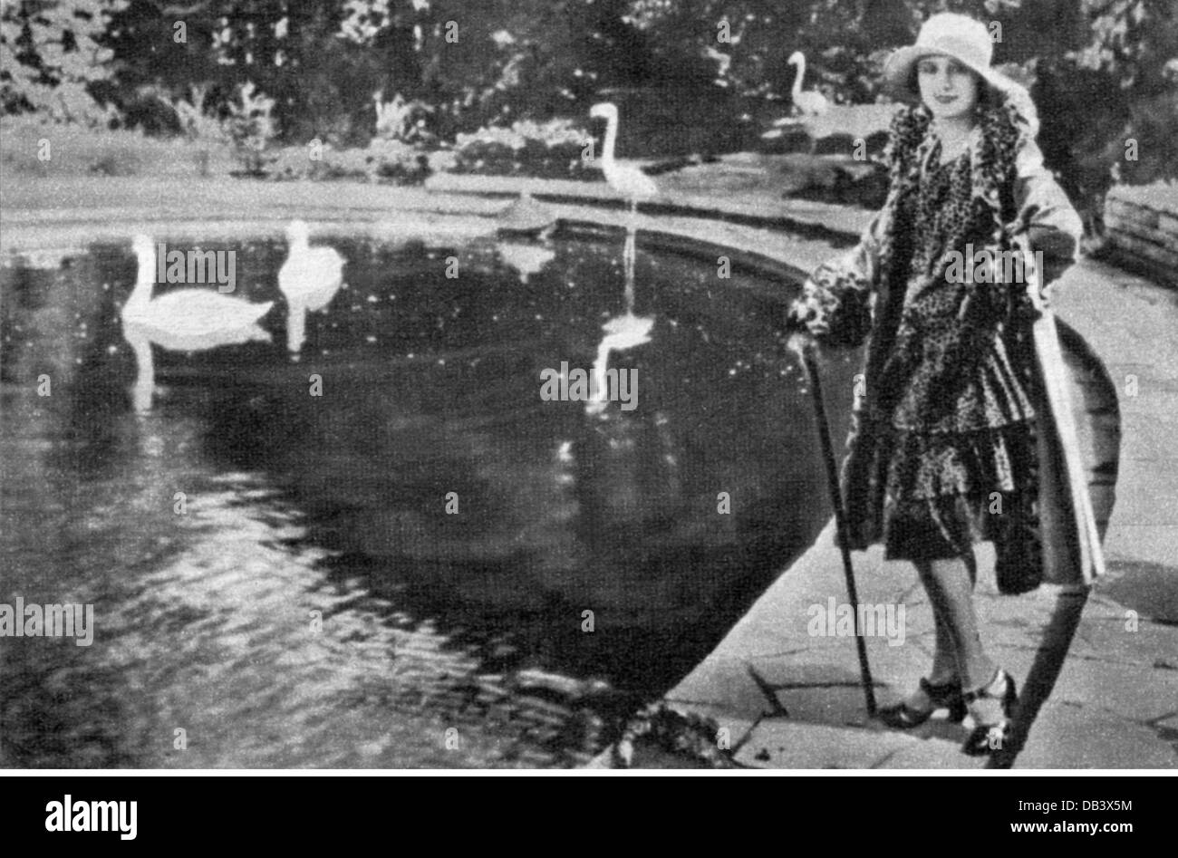 Pavlova, Anna, 12.2.1881 - 23.1.1931, Russian dancer, full length, in the garden of her home in London, 1920s, Stock Photo