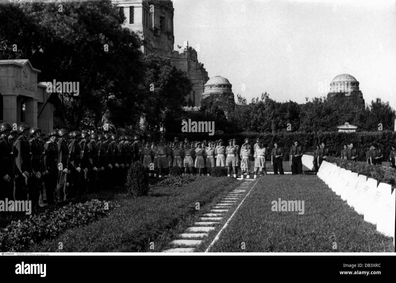 geography / travel, Austria, post war period, Vienna, occupation by the allies, opening of the Soviet military cemetery, guard of honour by Soviet, British and French soldiers, September 1946, Additional-Rights-Clearences-Not Available Stock Photo