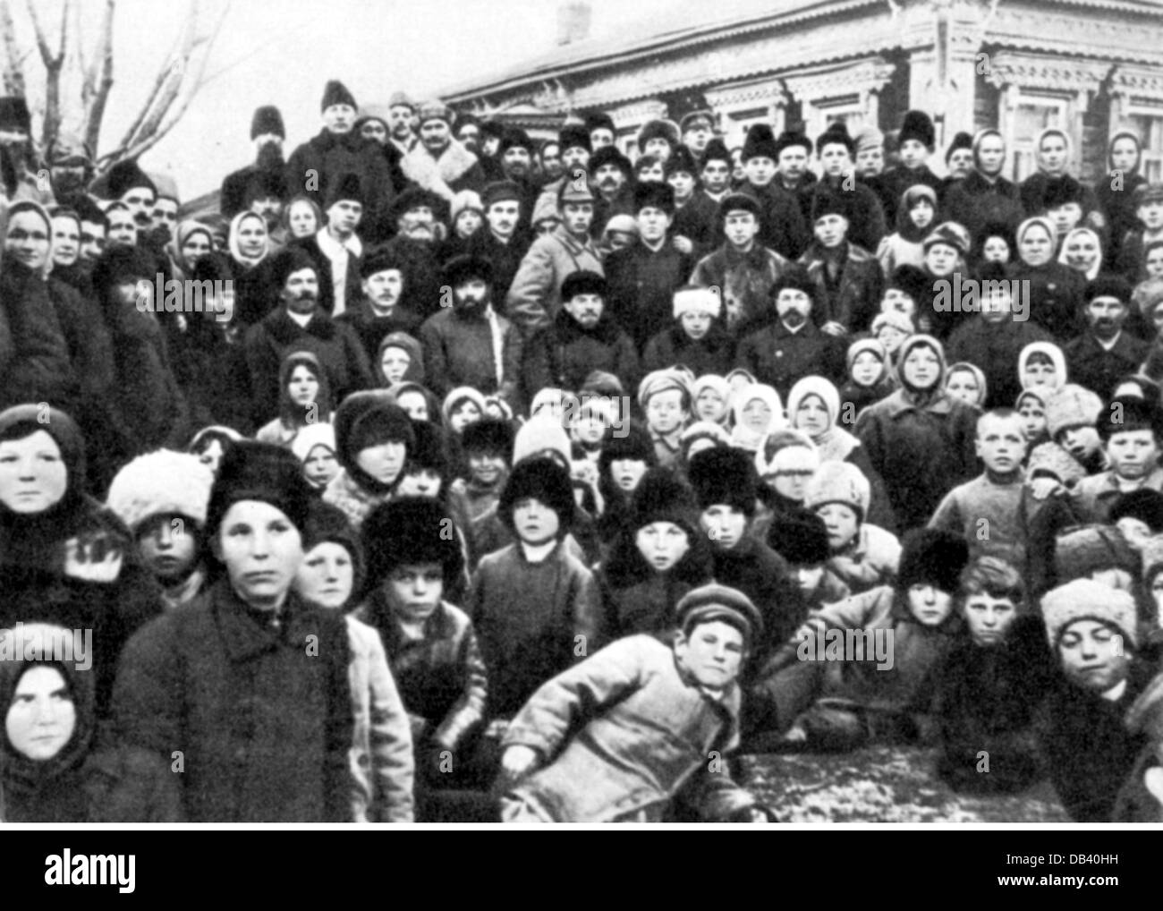 Lenin (Vladimir Ilyich Ulyanov), 22.4.1870 - 21.1.1924, Russian politician, half length, with farmers, at the opening of the power station near Kashino, 14.11.1920, Stock Photo