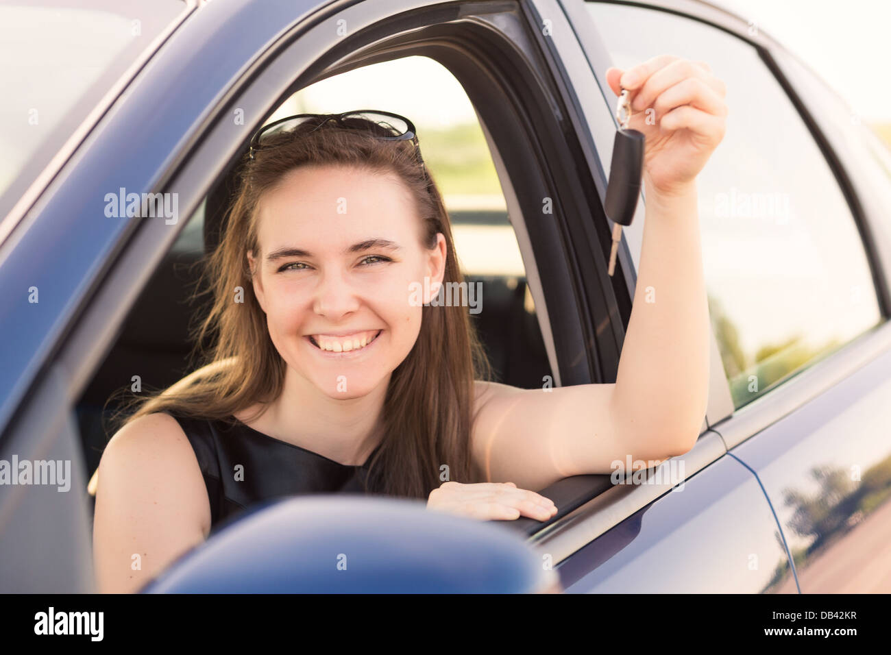 She a car now. Woman Drive car. Business woman with child in car. Model young woman Driving car. Мужчина в машине за рулем селфи.
