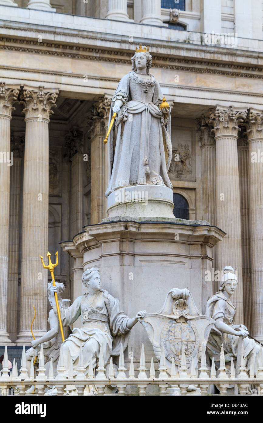 Queen Anne Statue In Front Of St Paul's Cathedral, London, UK Stock