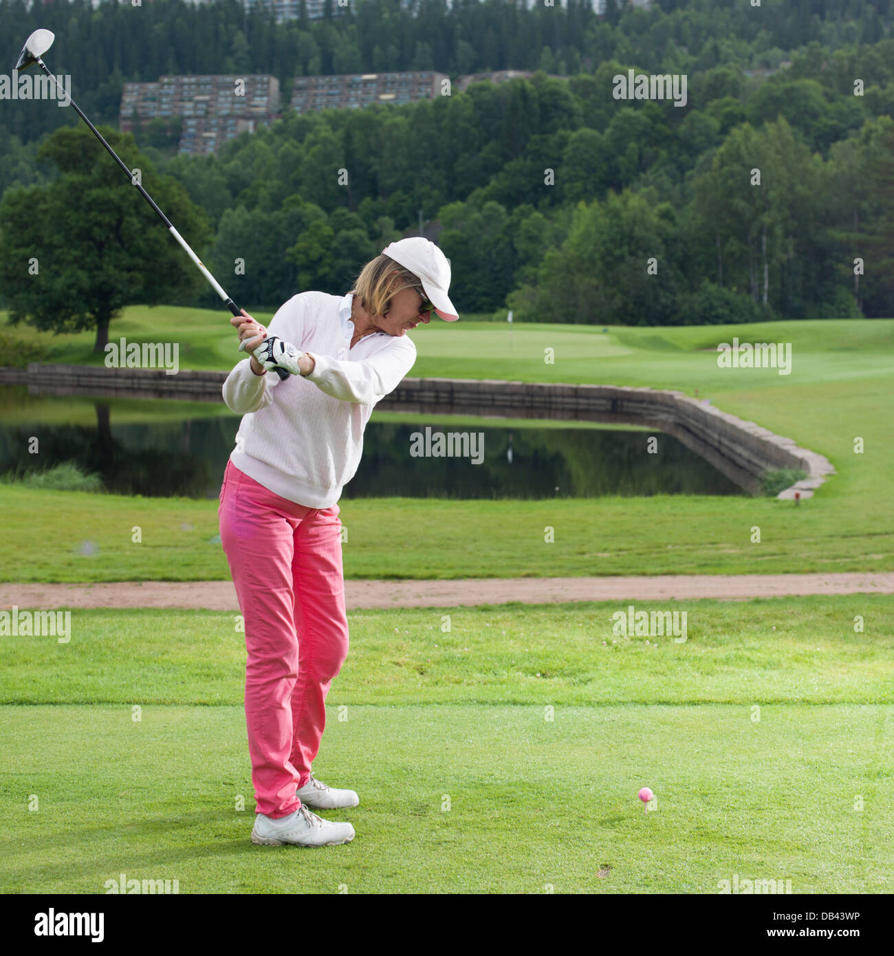 Women playing golf pink hi-res stock photography and images - Alamy