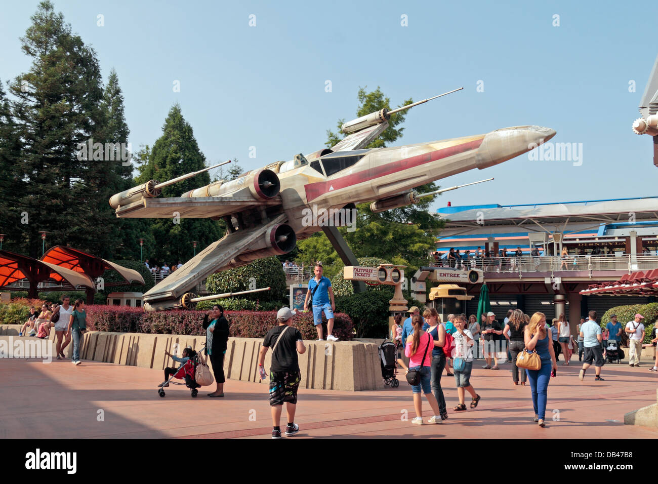 Star Wars X-wing fighter in Discoveryland, Disneyland Paris,  Marne-la-Vallée, near Paris, France Stock Photo - Alamy