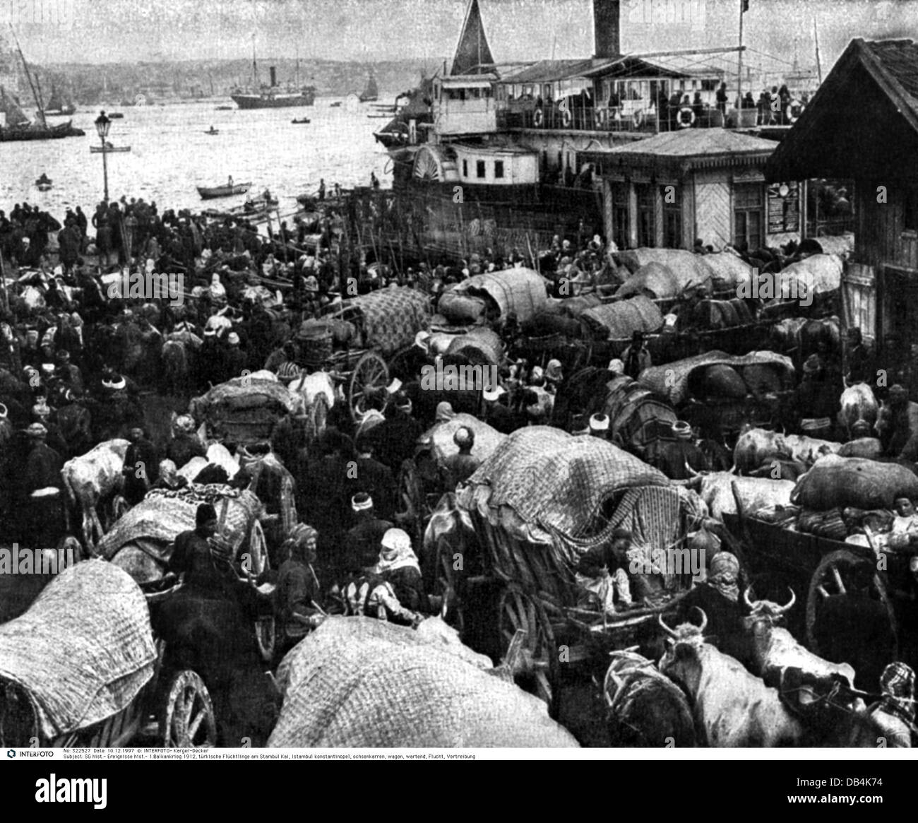 events, 1912/1913, First Balkan War 1912, Turkish refugees waiting at the quay of Istanbul, Constantinople, ox cart, wagon, waiting, expulsion, historic, historical, people, 1910s, 20th century, Additional-Rights-Clearences-Not Available Stock Photo