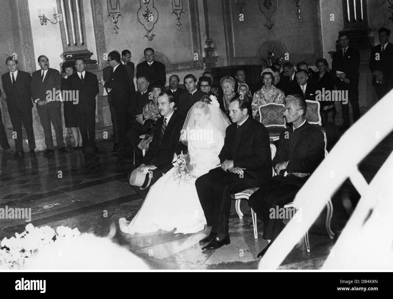 Christian Oskar, 1.9.1919 - 10.12.1981, Prince of Hanover, marriage with Mireille Dutry, civil wedding in the marble hall of Mirabell Palace, Salzburg, 23.11.1963, right prince Ernest Augustus IV of Hanover, Stock Photo