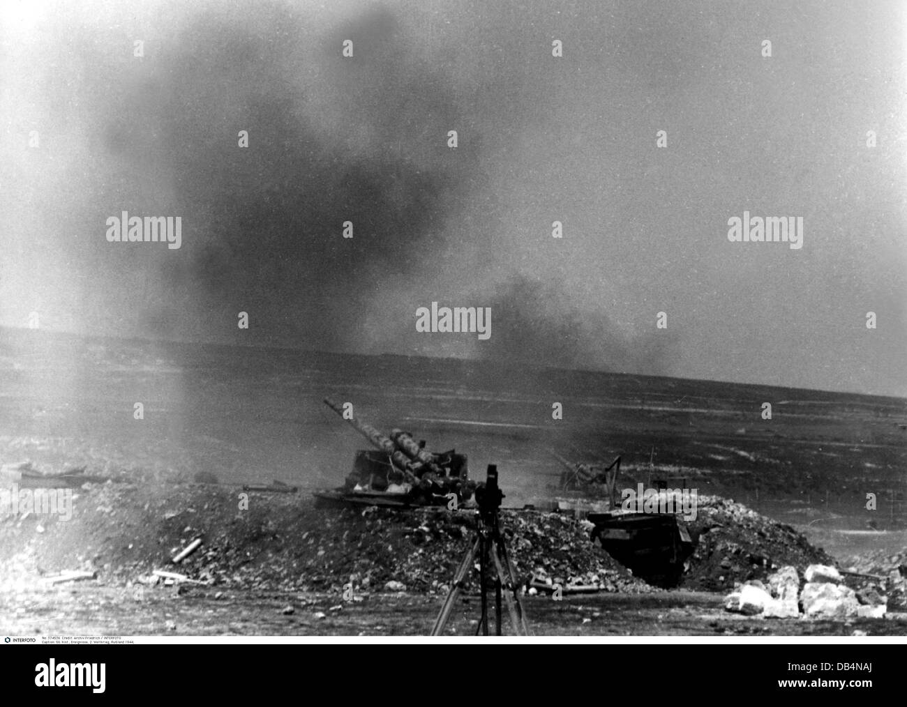 events, Second World War / WWII, Russia 1944 / 1945, Crimea, Sevastopol, German 88 mm anti-aircraft guns firing at attacking Soviet planes, in the foreground the camera of a German war correspondent, 26.4.1944, battery, AA, firing, gun, aerial warfare, Luftwaffe, Eastern Front, USSR, Soviet Union, emplacement, 20th century, historic, historical, Wehrmacht, Third Reich, Germany, 8.8 cm, people, 1940s, Additional-Rights-Clearences-Not Available Stock Photo